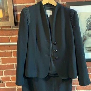 Mint condition (worn 3x in total) Armani Collezione black suit. Stunning.